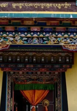 Annapurna Circuit Trek Guide Classic Itinerary Ornate traditional doorway and vibrant architectural details featured in the Annapurna Circuit Trek Guide.